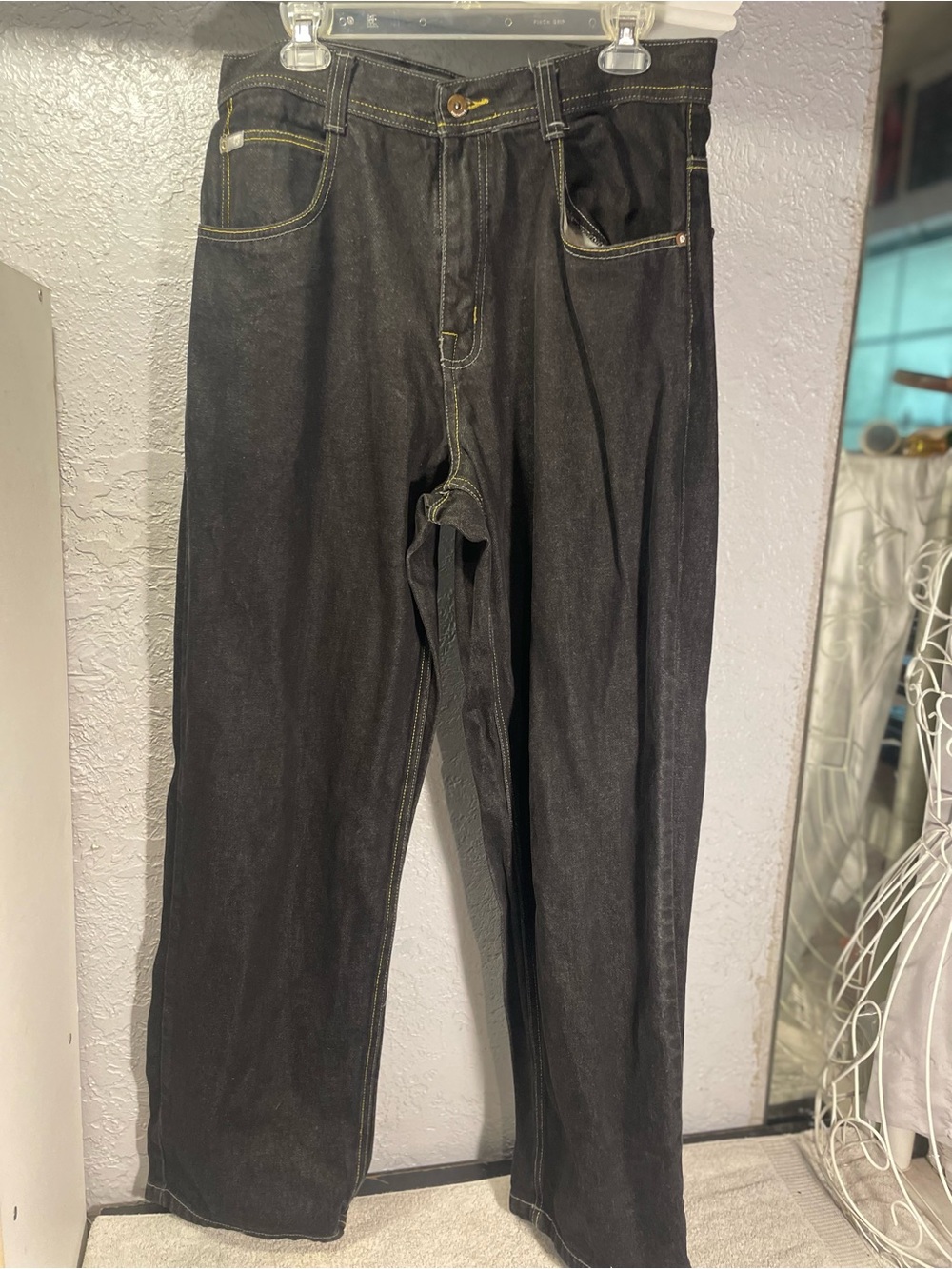 Relaxed Black Men's Jeans with Contrast Stitching
